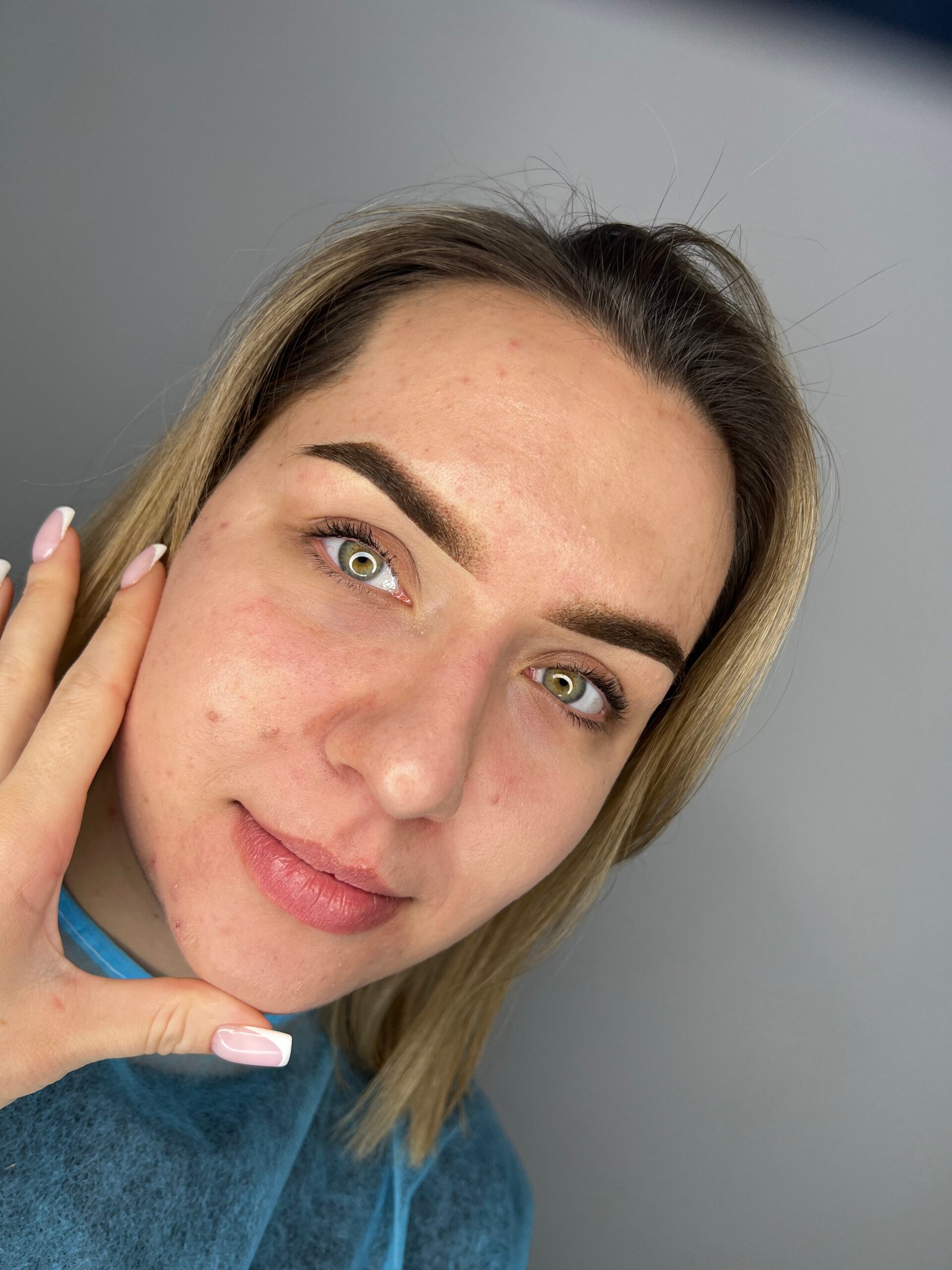 delikatne-cieniowanie-brwi-pudrowych